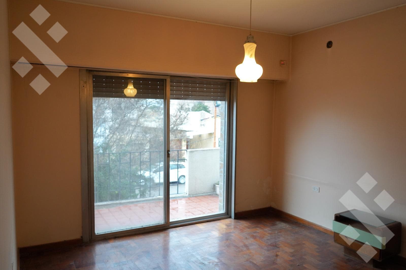 4-BEDROOM HOUSE FOR SALE (NEEDS RENOVATION) - ALANIS NEIGHBORHOOD, CIPOLLETTI