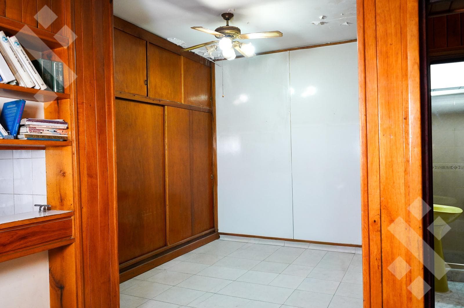4-BEDROOM HOUSE FOR SALE (NEEDS RENOVATION) - ALANIS NEIGHBORHOOD, CIPOLLETTI