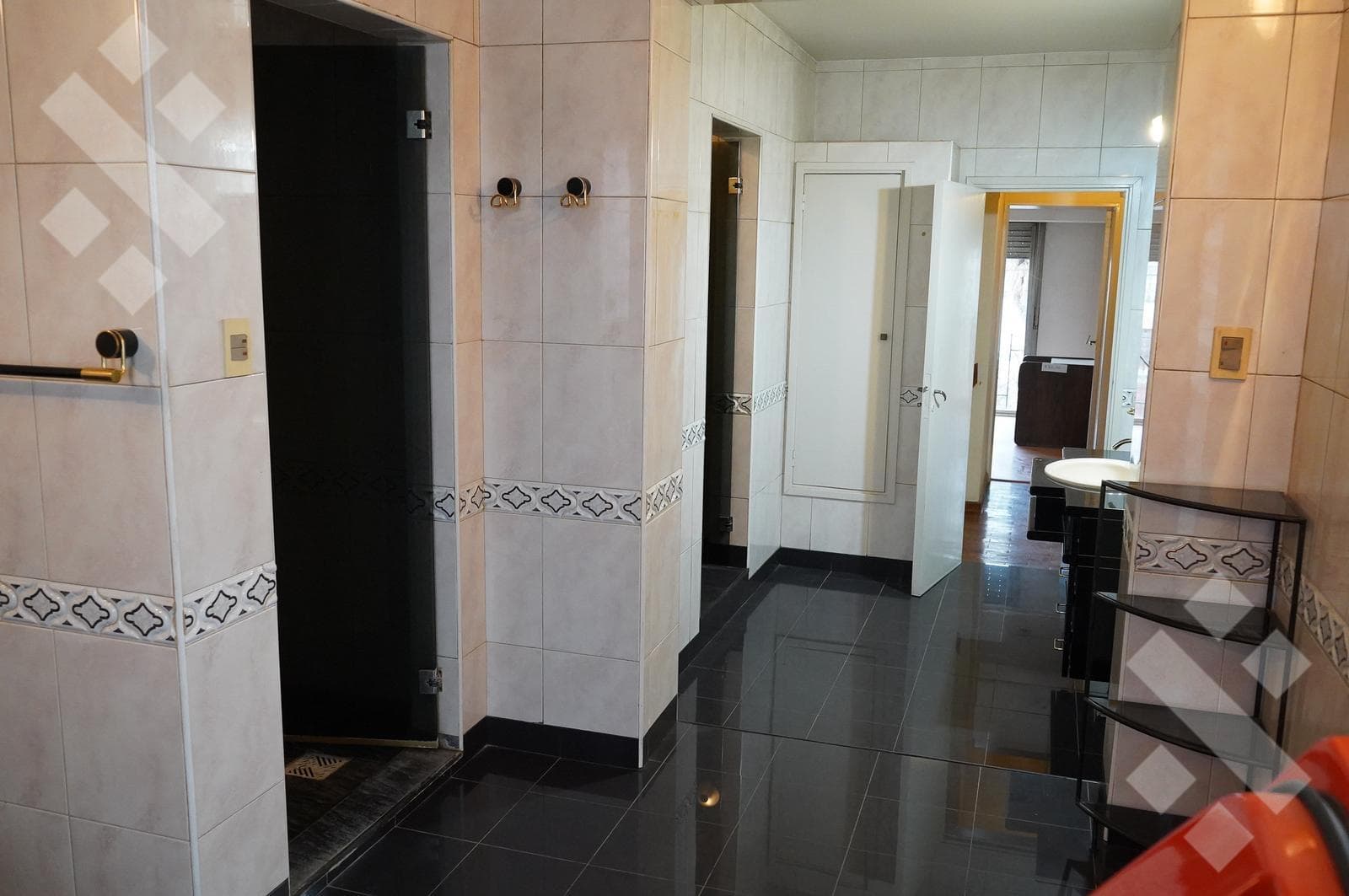 4-BEDROOM HOUSE FOR SALE (NEEDS RENOVATION) - ALANIS NEIGHBORHOOD, CIPOLLETTI