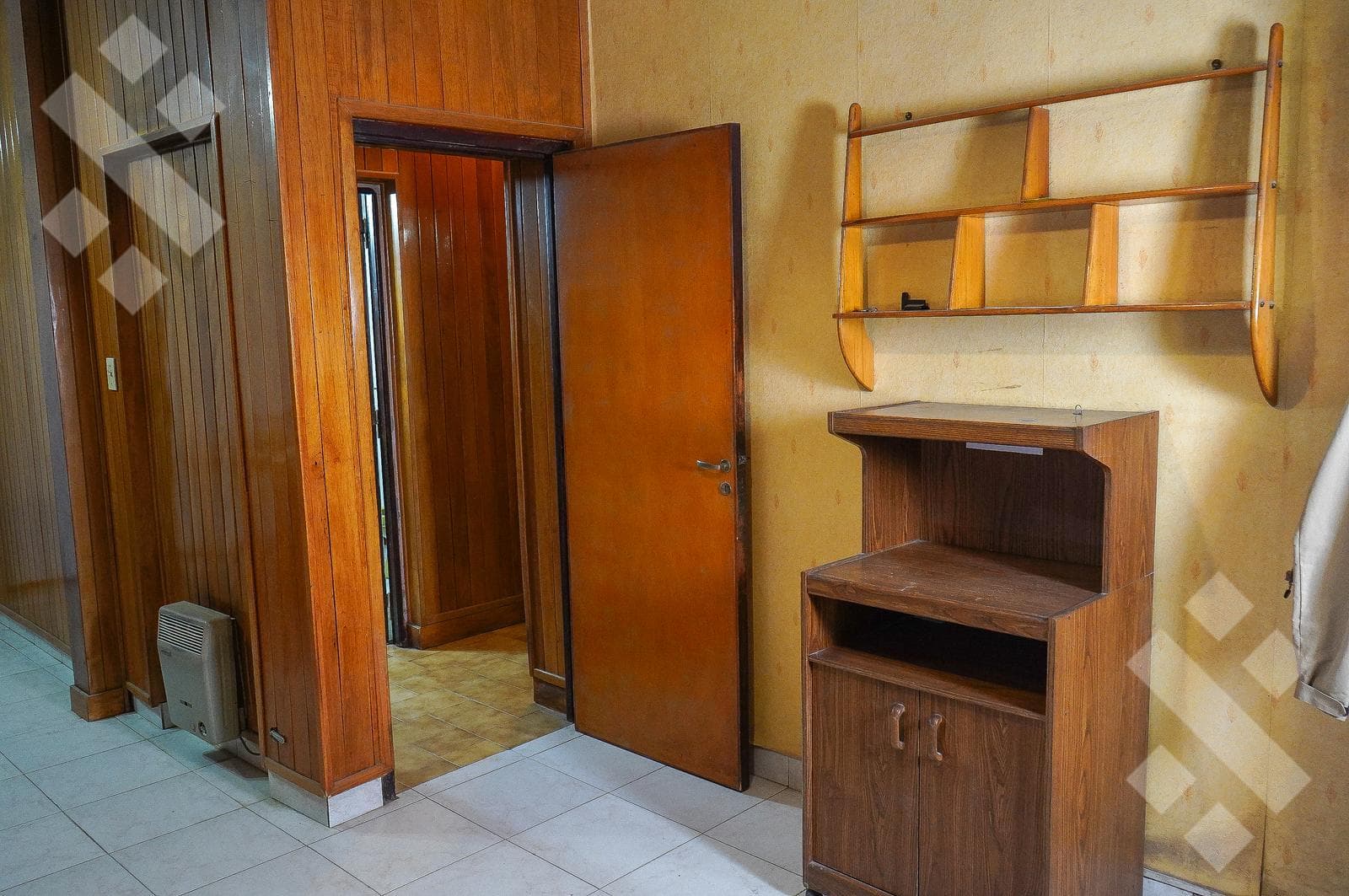 4-BEDROOM HOUSE FOR SALE (NEEDS RENOVATION) - ALANIS NEIGHBORHOOD, CIPOLLETTI
