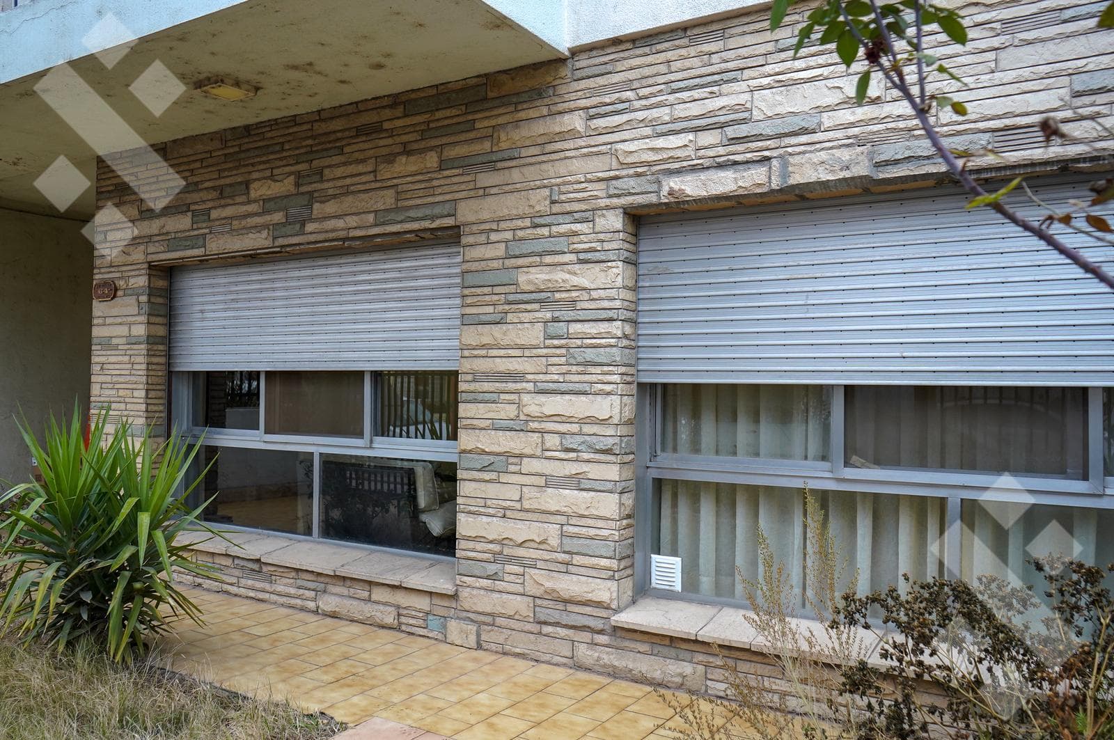 4-BEDROOM HOUSE FOR SALE (NEEDS RENOVATION) - ALANIS NEIGHBORHOOD, CIPOLLETTI