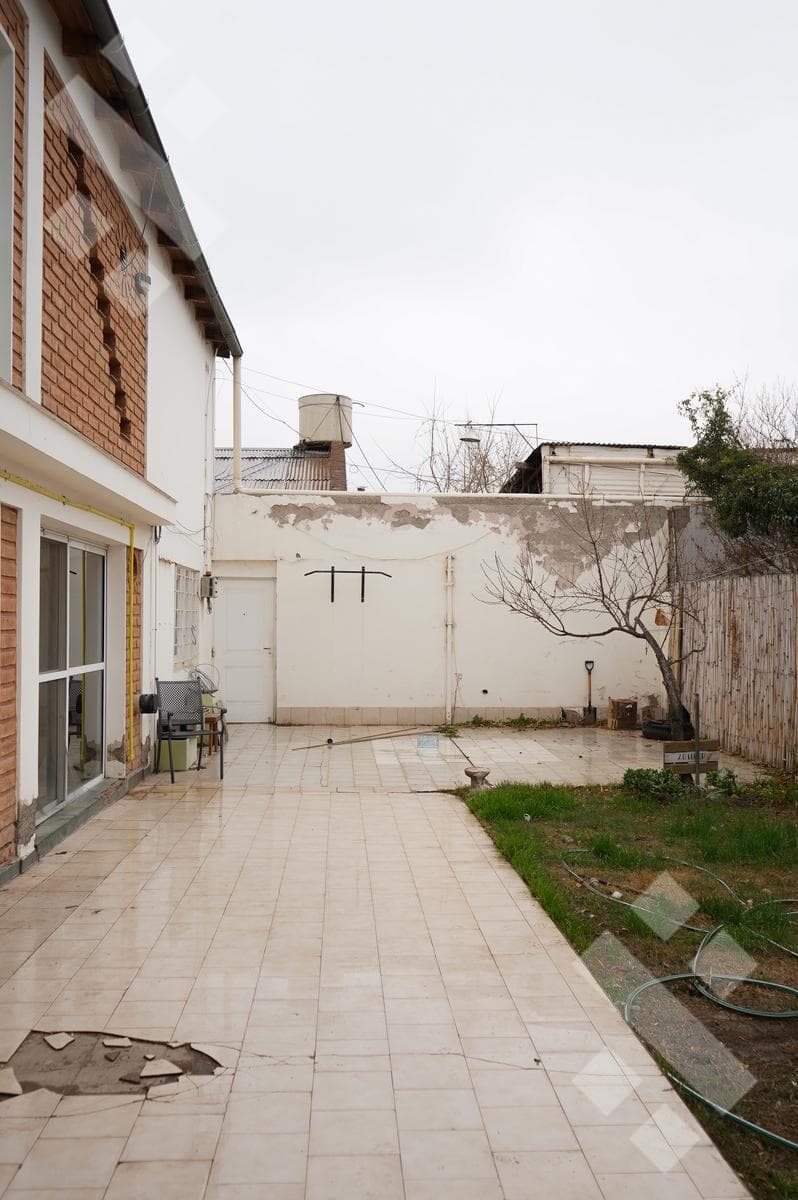 4-BEDROOM HOUSE FOR SALE (NEEDS RENOVATION) - ALANIS NEIGHBORHOOD, CIPOLLETTI