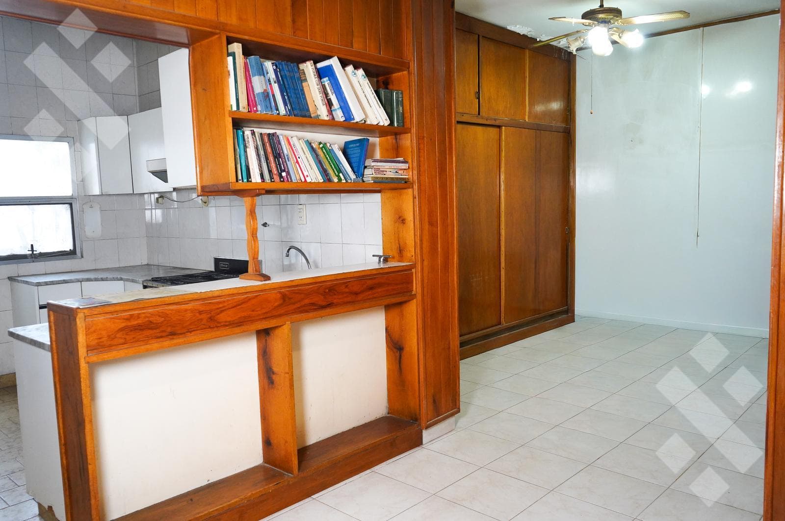 4-BEDROOM HOUSE FOR SALE (NEEDS RENOVATION) - ALANIS NEIGHBORHOOD, CIPOLLETTI