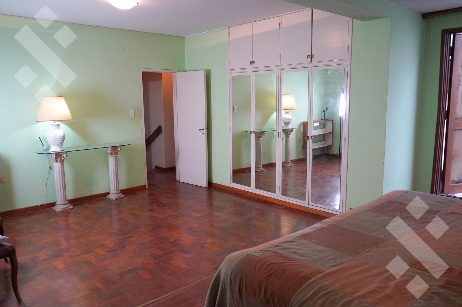 4-BEDROOM HOUSE FOR SALE (NEEDS RENOVATION) - ALANIS NEIGHBORHOOD, CIPOLLETTI
