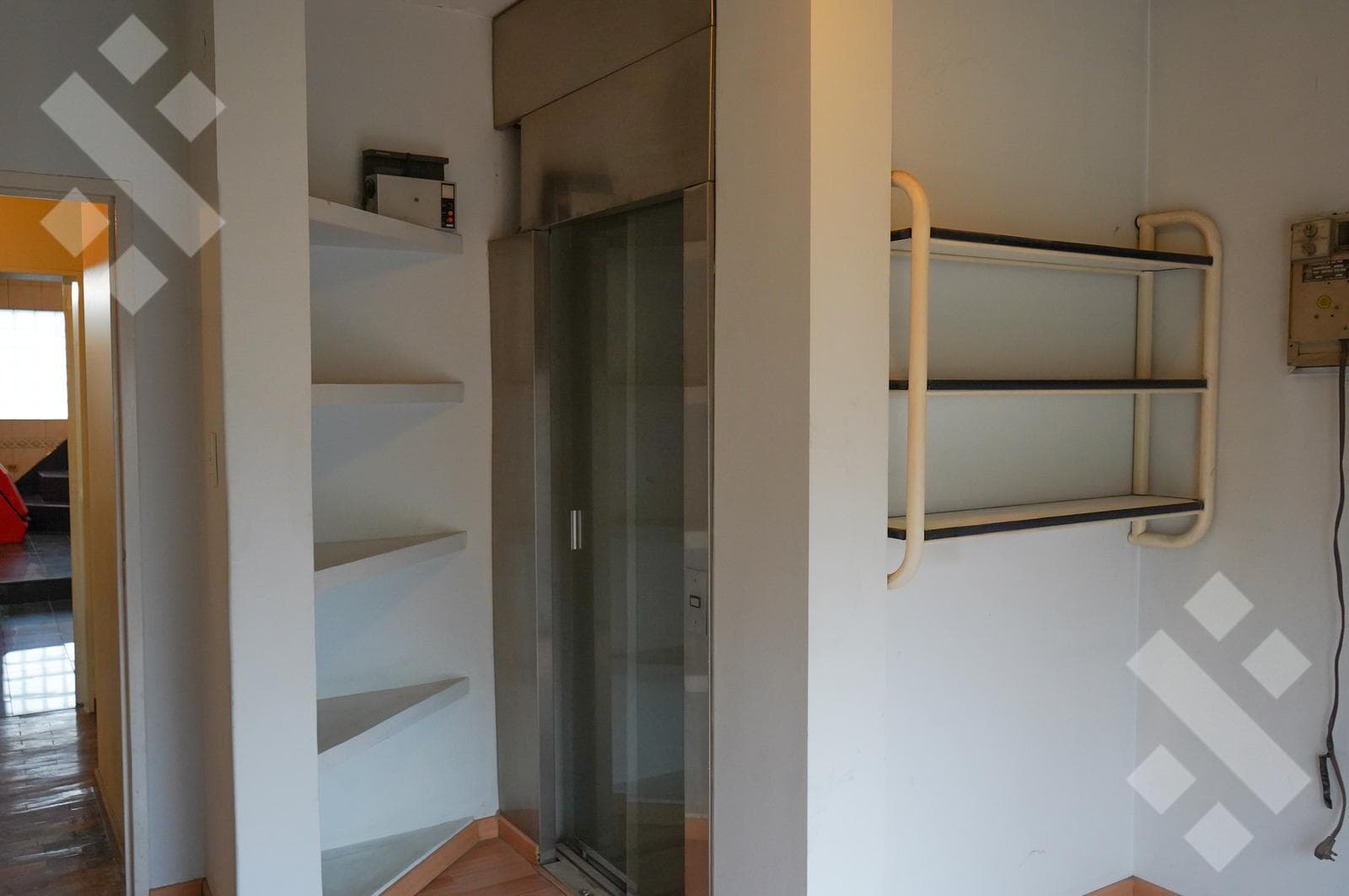 4-BEDROOM HOUSE FOR SALE (NEEDS RENOVATION) - ALANIS NEIGHBORHOOD, CIPOLLETTI