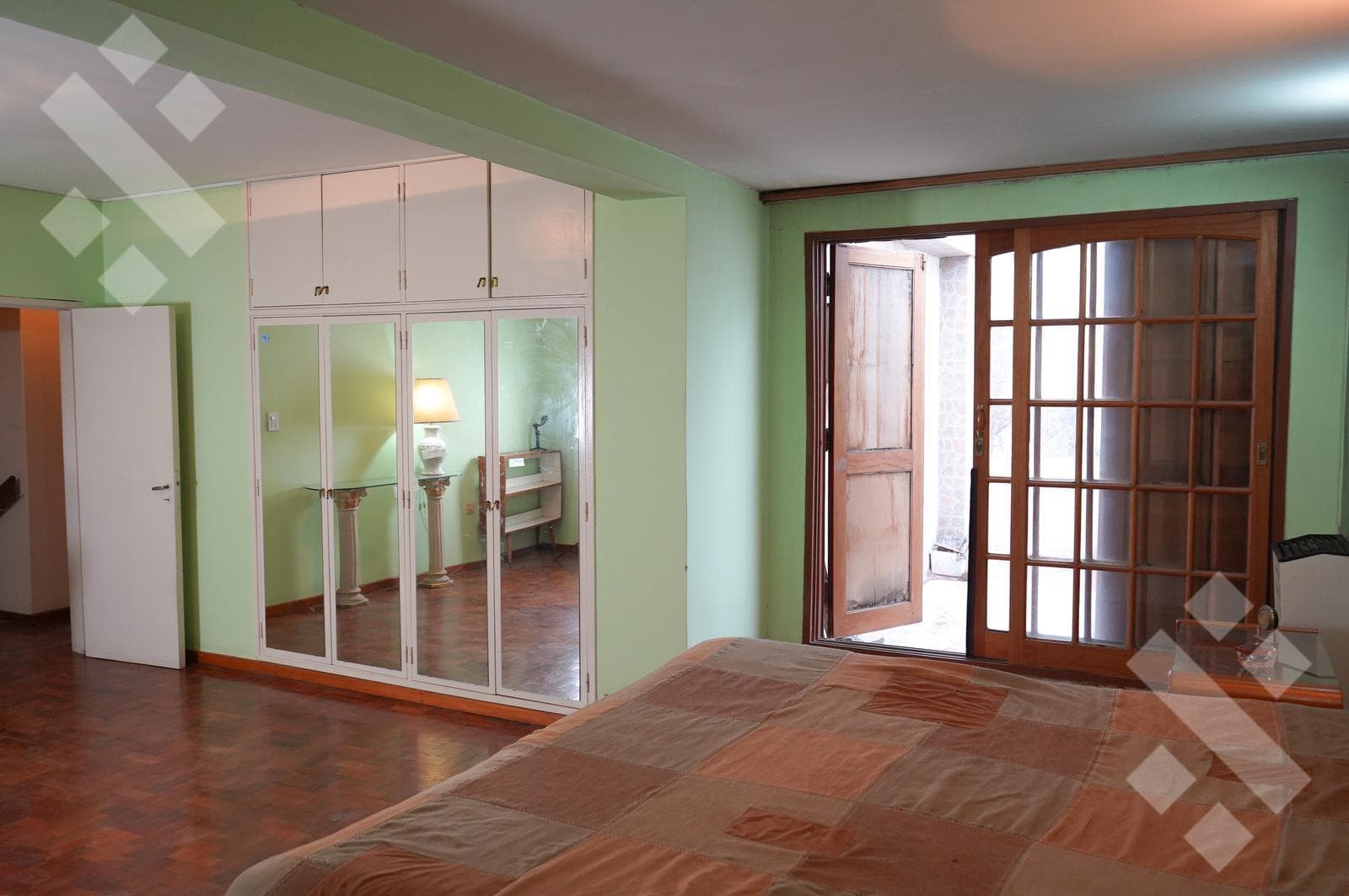 4-BEDROOM HOUSE FOR SALE (NEEDS RENOVATION) - ALANIS NEIGHBORHOOD, CIPOLLETTI