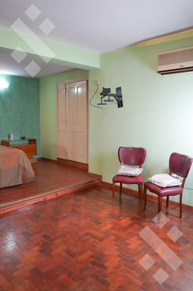 4-BEDROOM HOUSE FOR SALE (NEEDS RENOVATION) - ALANIS NEIGHBORHOOD, CIPOLLETTI