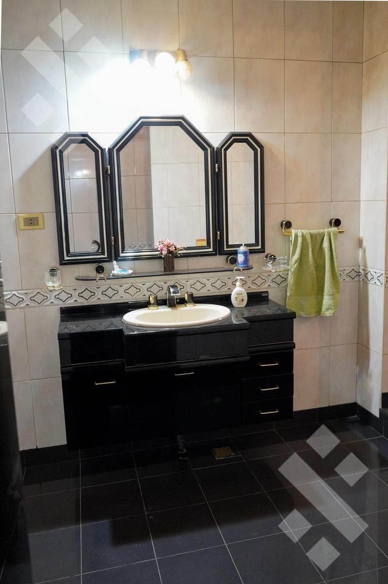 4-BEDROOM HOUSE FOR SALE (NEEDS RENOVATION) - ALANIS NEIGHBORHOOD, CIPOLLETTI