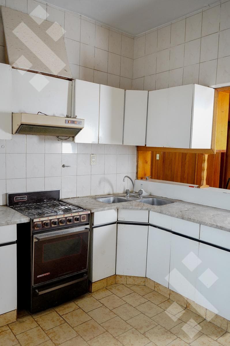 4-BEDROOM HOUSE FOR SALE (NEEDS RENOVATION) - ALANIS NEIGHBORHOOD, CIPOLLETTI