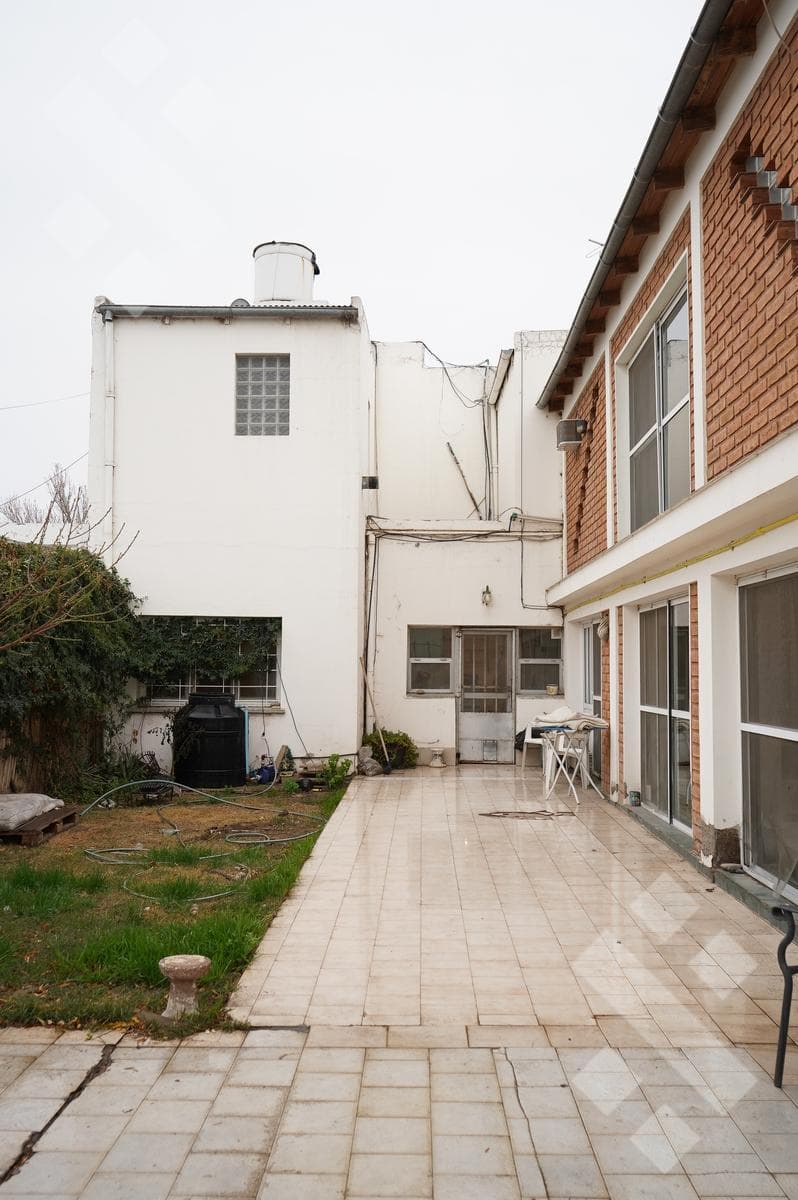 4-BEDROOM HOUSE FOR SALE (NEEDS RENOVATION) - ALANIS NEIGHBORHOOD, CIPOLLETTI