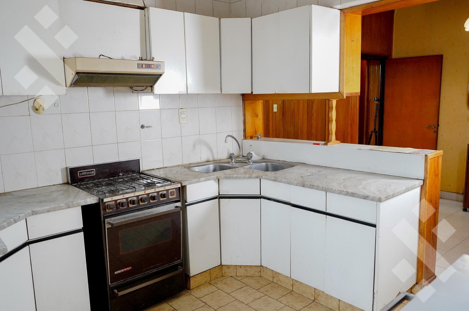 4-BEDROOM HOUSE FOR SALE (NEEDS RENOVATION) - ALANIS NEIGHBORHOOD, CIPOLLETTI