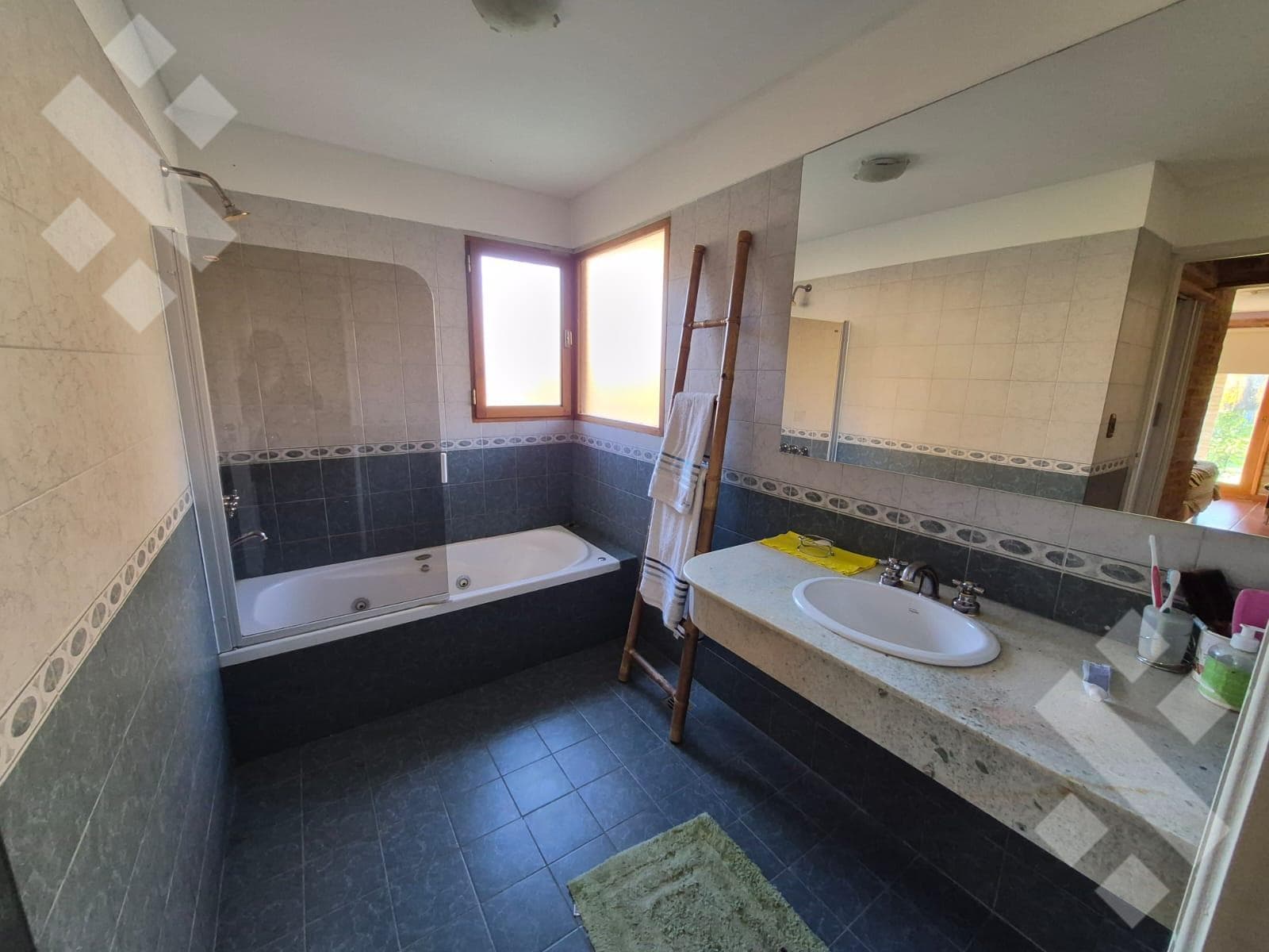 For Sale | 3-Bedroom House with Barbecue Area and Pool | Plottier