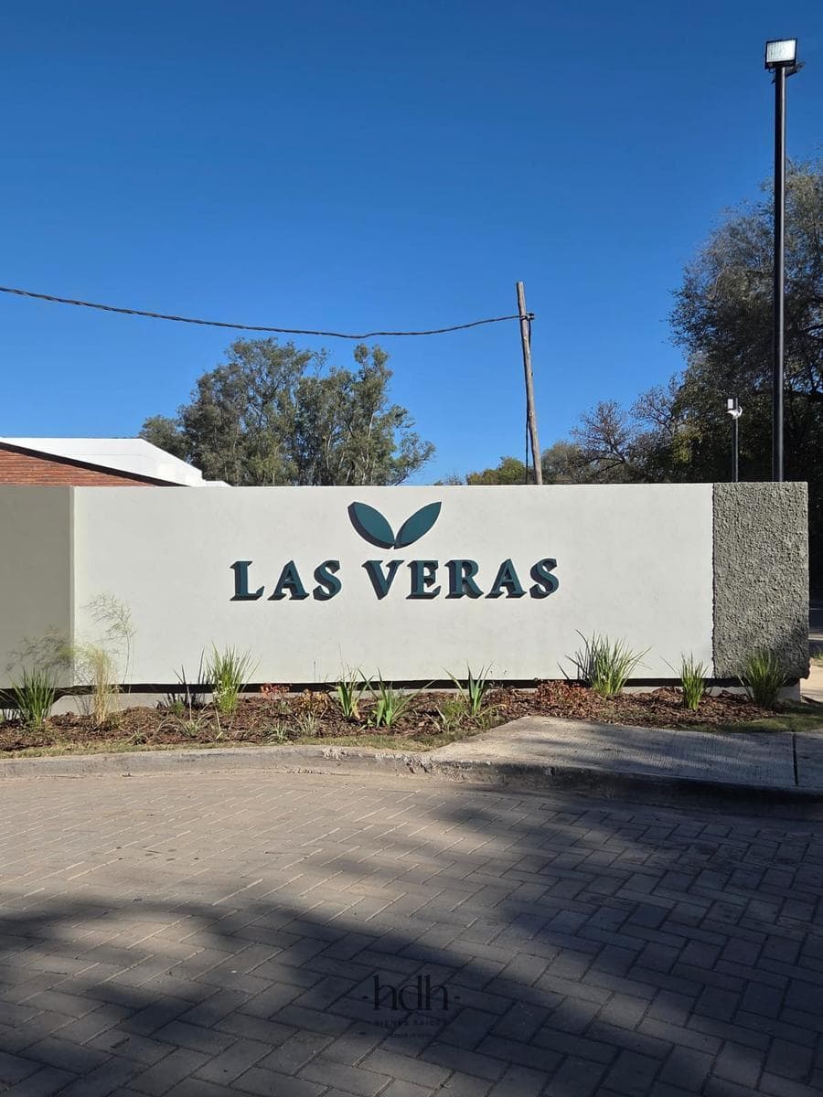 House for rent in Housing Las Veras: 3-bedroom, 2-bathroom duplex with a patio in Valle Escondido