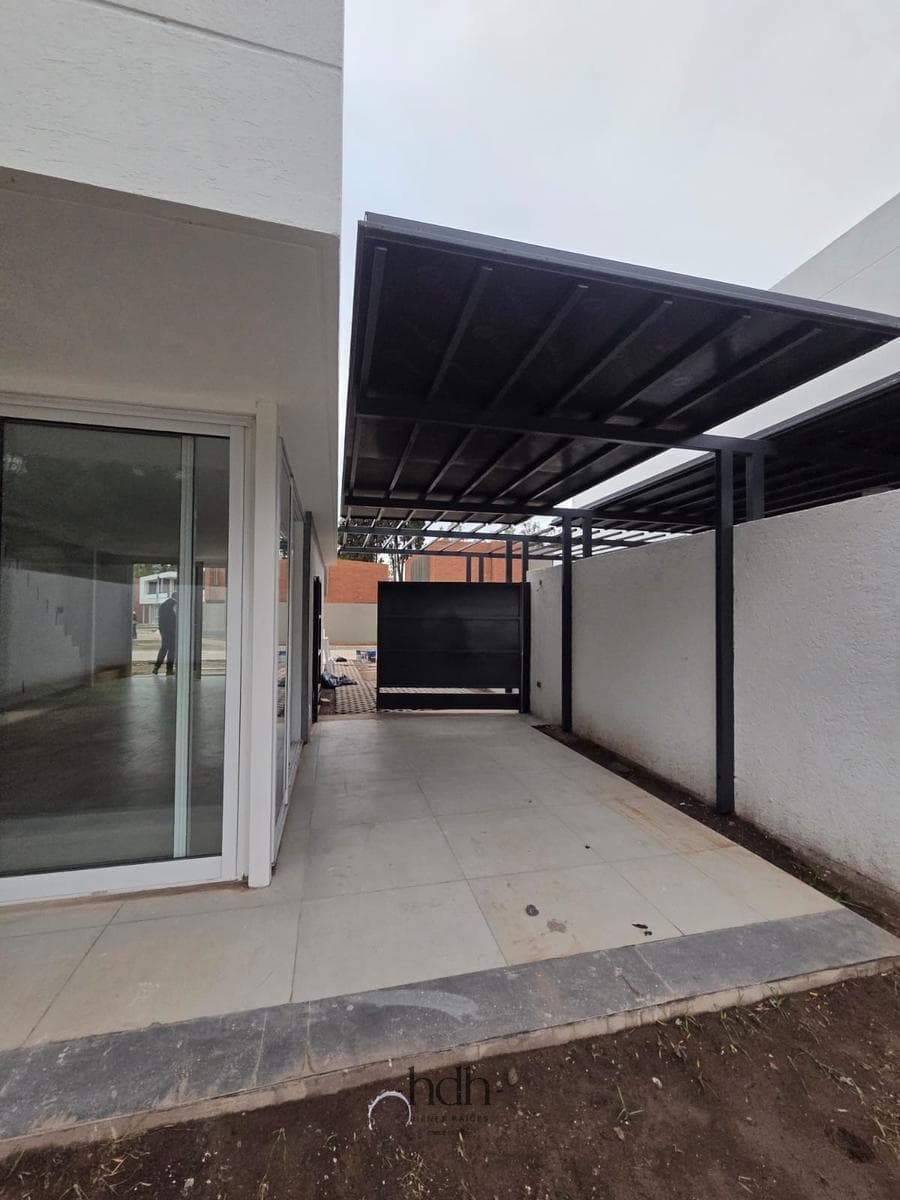 House for rent in Housing Las Veras: 3-bedroom, 2-bathroom duplex with a patio in Valle Escondido