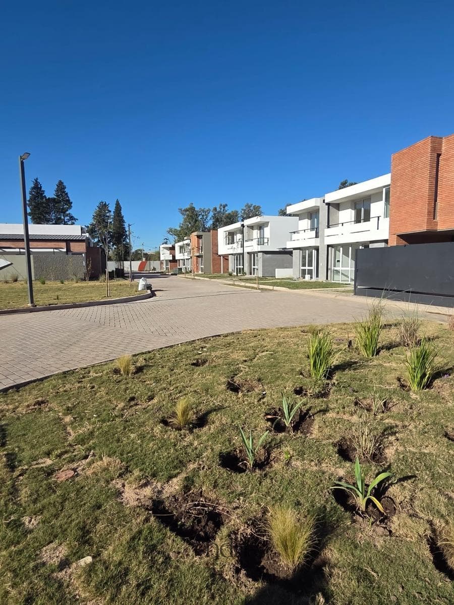 House for rent in Housing Las Veras: 3-bedroom, 2-bathroom duplex with a patio in Valle Escondido