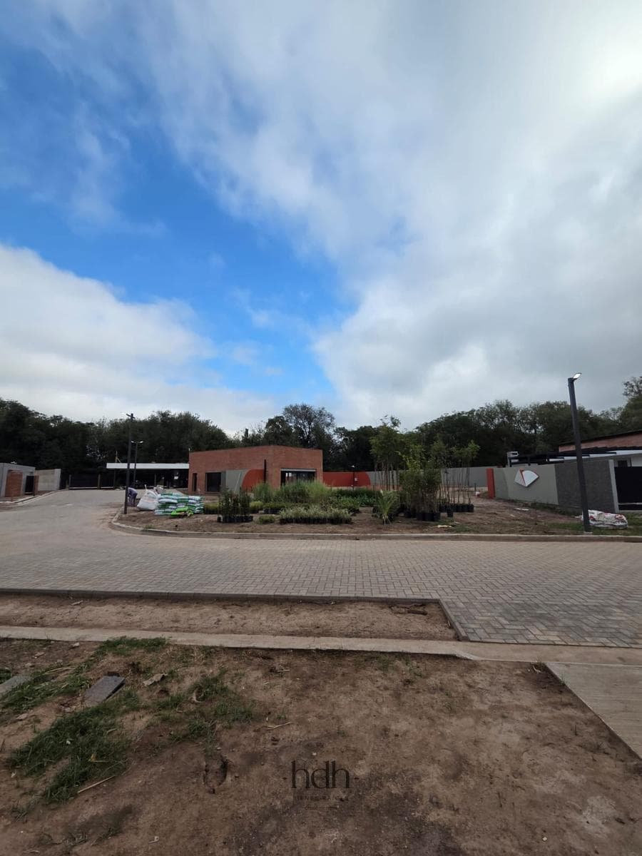 House for rent in Housing Las Veras: 3-bedroom, 2-bathroom duplex with a patio in Valle Escondido