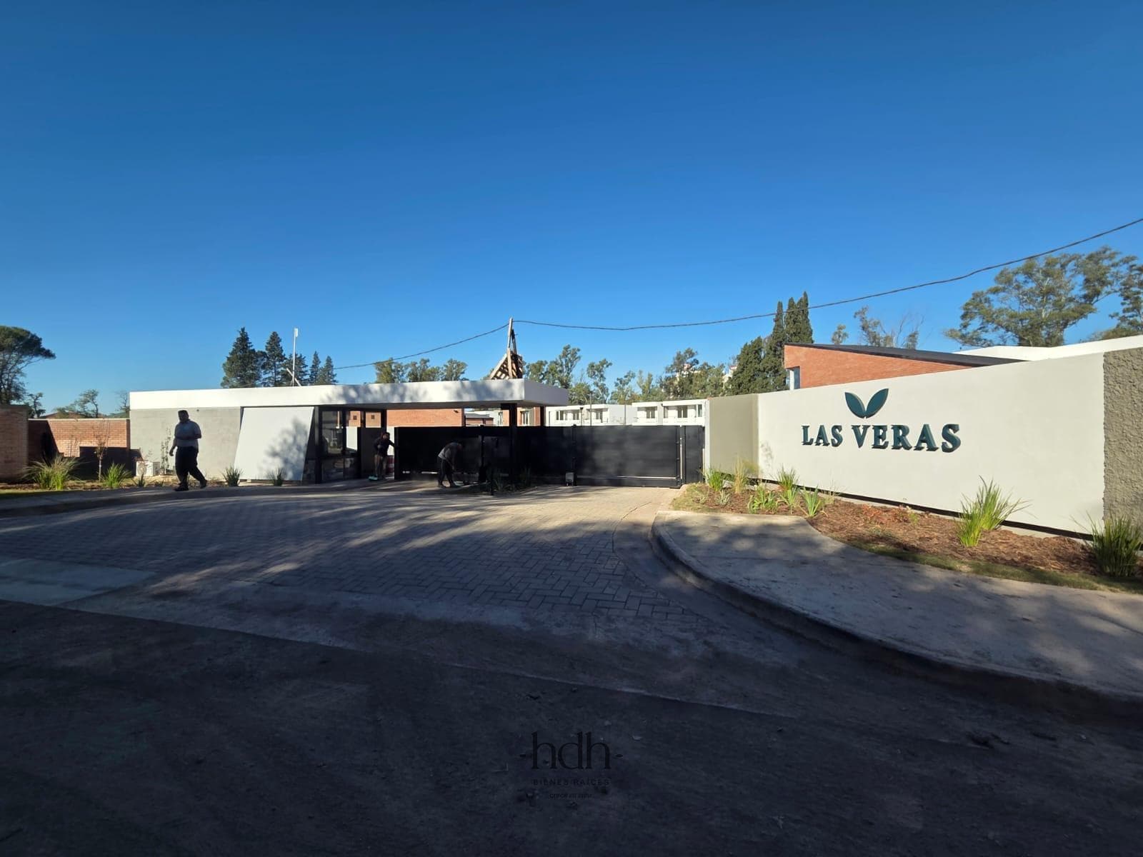 House for rent in Housing Las Veras: 3-bedroom, 2-bathroom duplex with a patio in Valle Escondido
