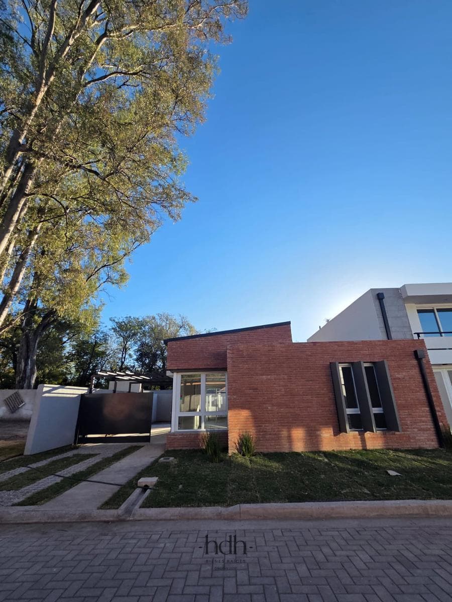 House for rent in Housing Las Veras: 3-bedroom, 2-bathroom duplex with a patio in Valle Escondido