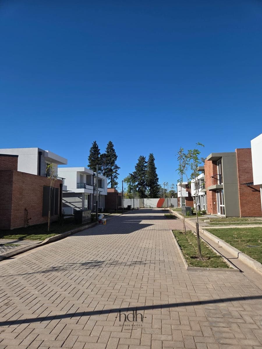 House for rent in Housing Las Veras: 3-bedroom, 2-bathroom duplex with a patio in Valle Escondido