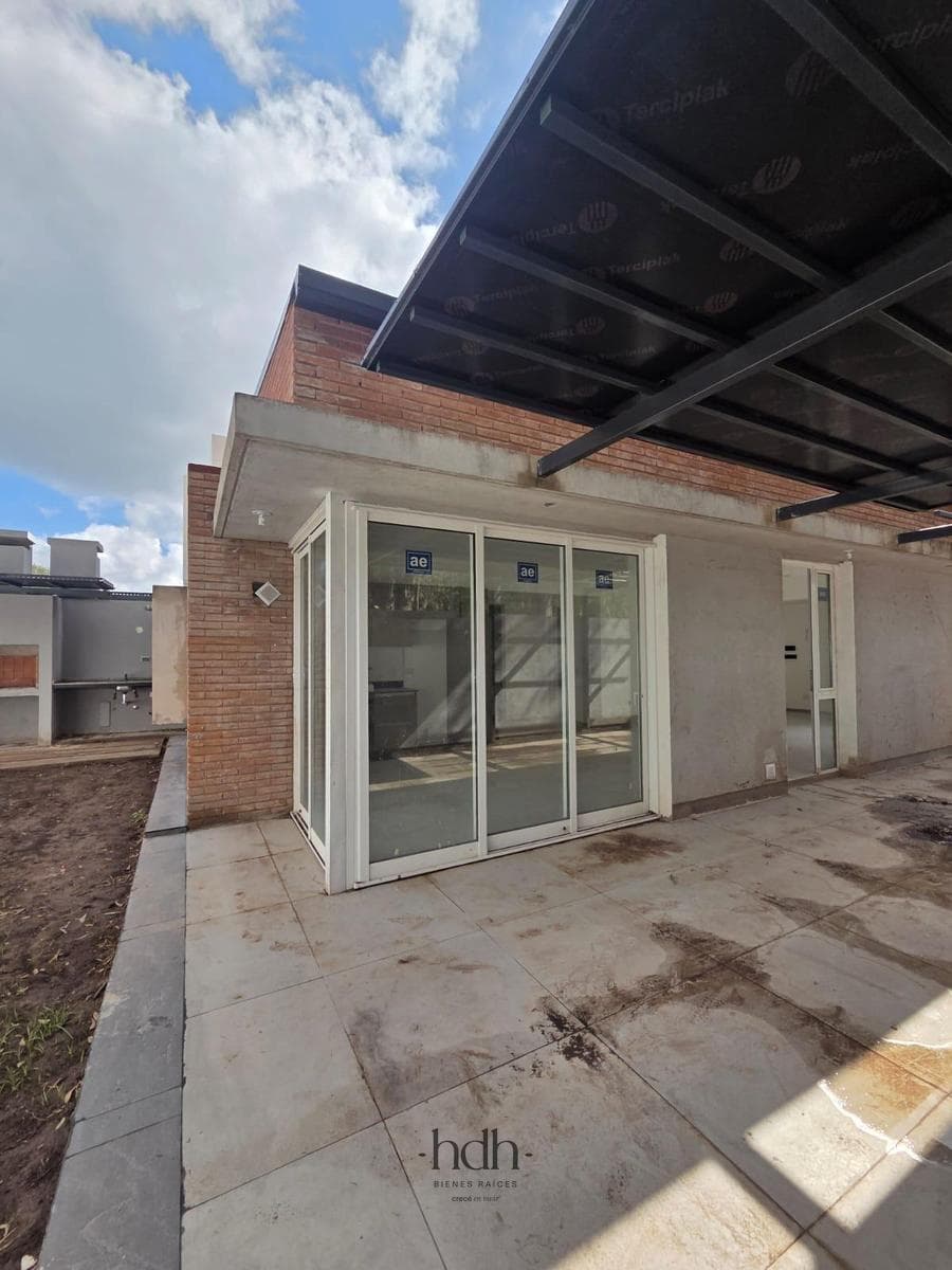 House for rent in Housing Las Veras: 3-bedroom, 2-bathroom duplex with a patio in Valle Escondido