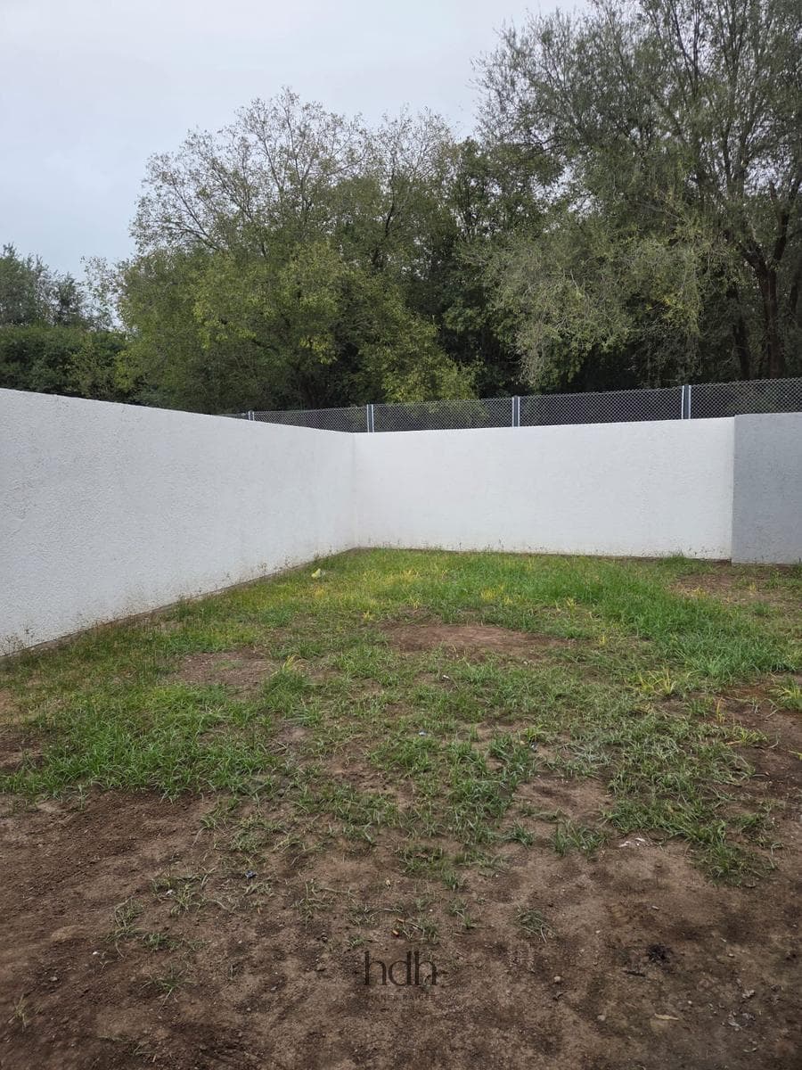 House for rent in Housing Las Veras: 3-bedroom, 2-bathroom duplex with a patio in Valle Escondido