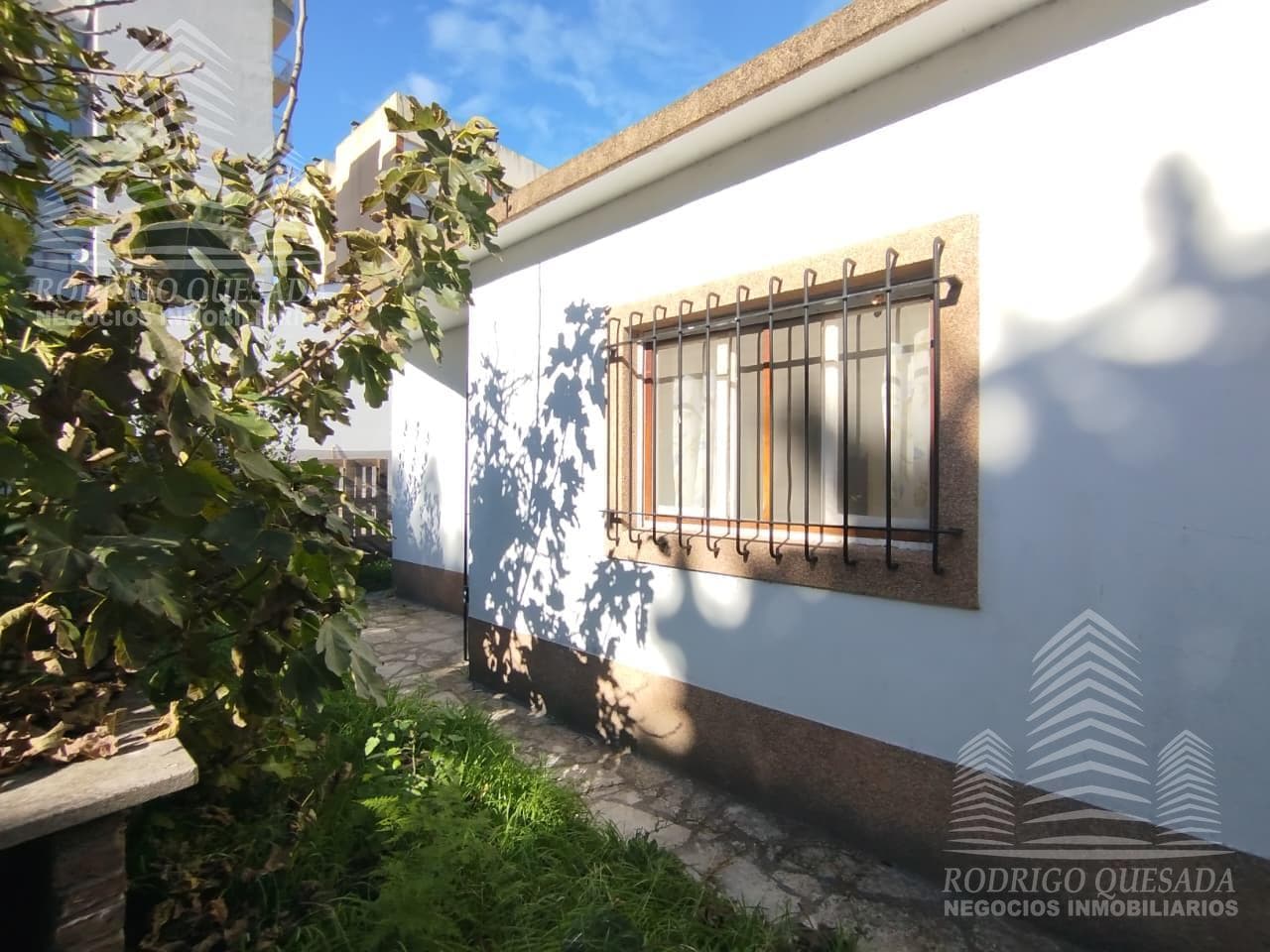 Single-family townhouse on the ground floor, with a patio. Excellent location!!
