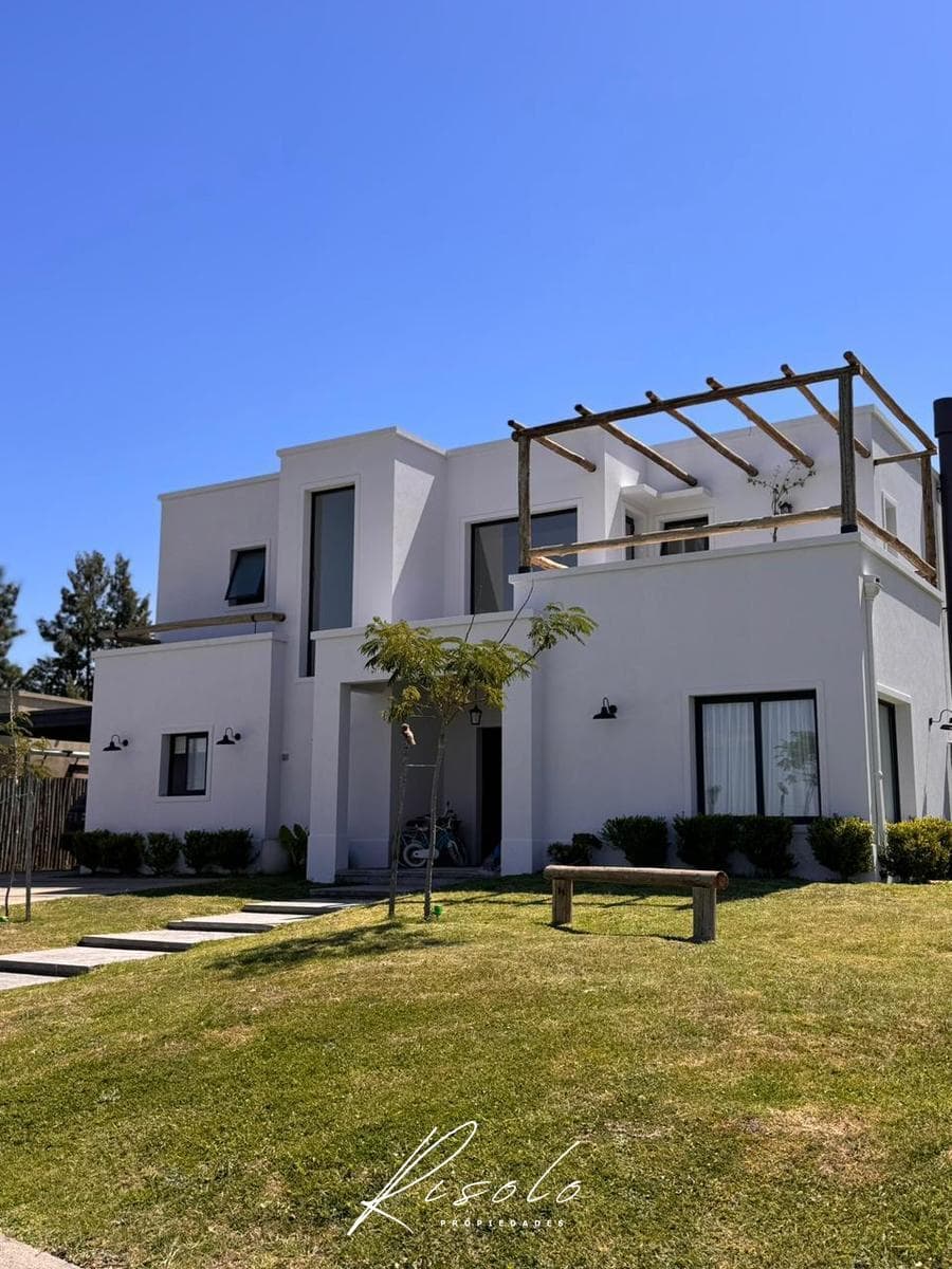 House for Sale, 4 bedrooms. Pool. Spacious Porch. Gated Community. Escobar