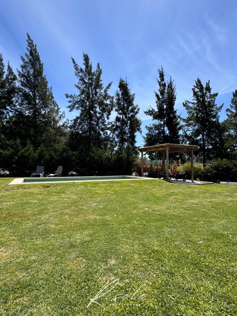 House for Sale, 4 bedrooms. Pool. Spacious Porch. Gated Community. Escobar