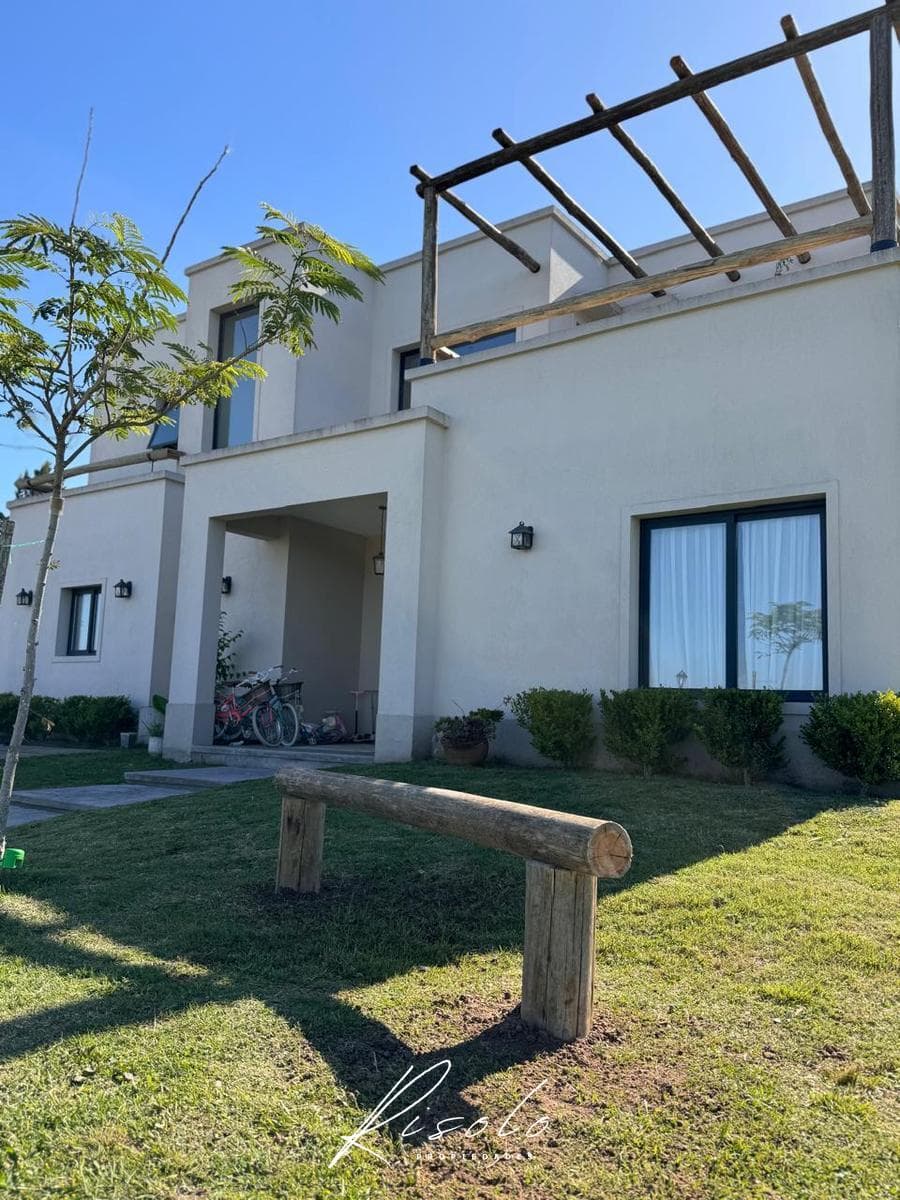 House for Sale, 4 bedrooms. Pool. Spacious Porch. Gated Community. Escobar
