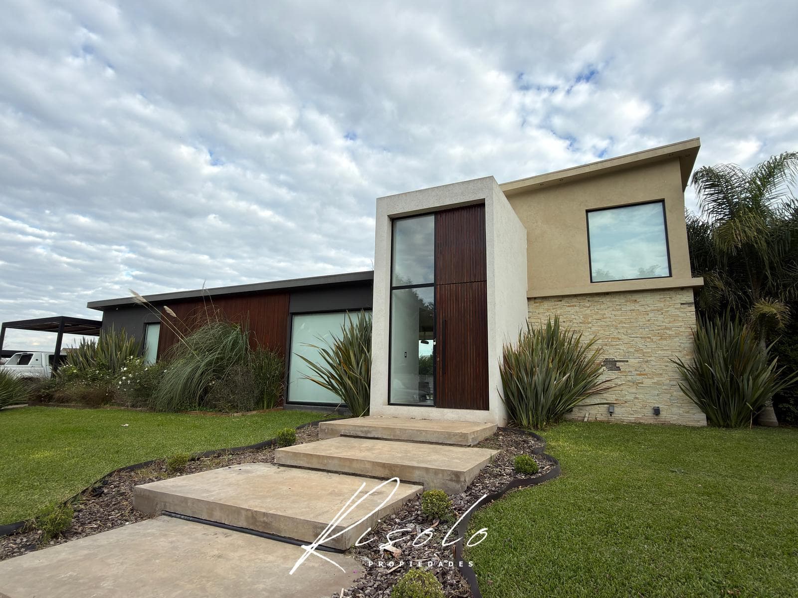 Apartment Exchange, Vehicles, Financing. House for Sale or Rent. Pool. Gated Community, Escobar