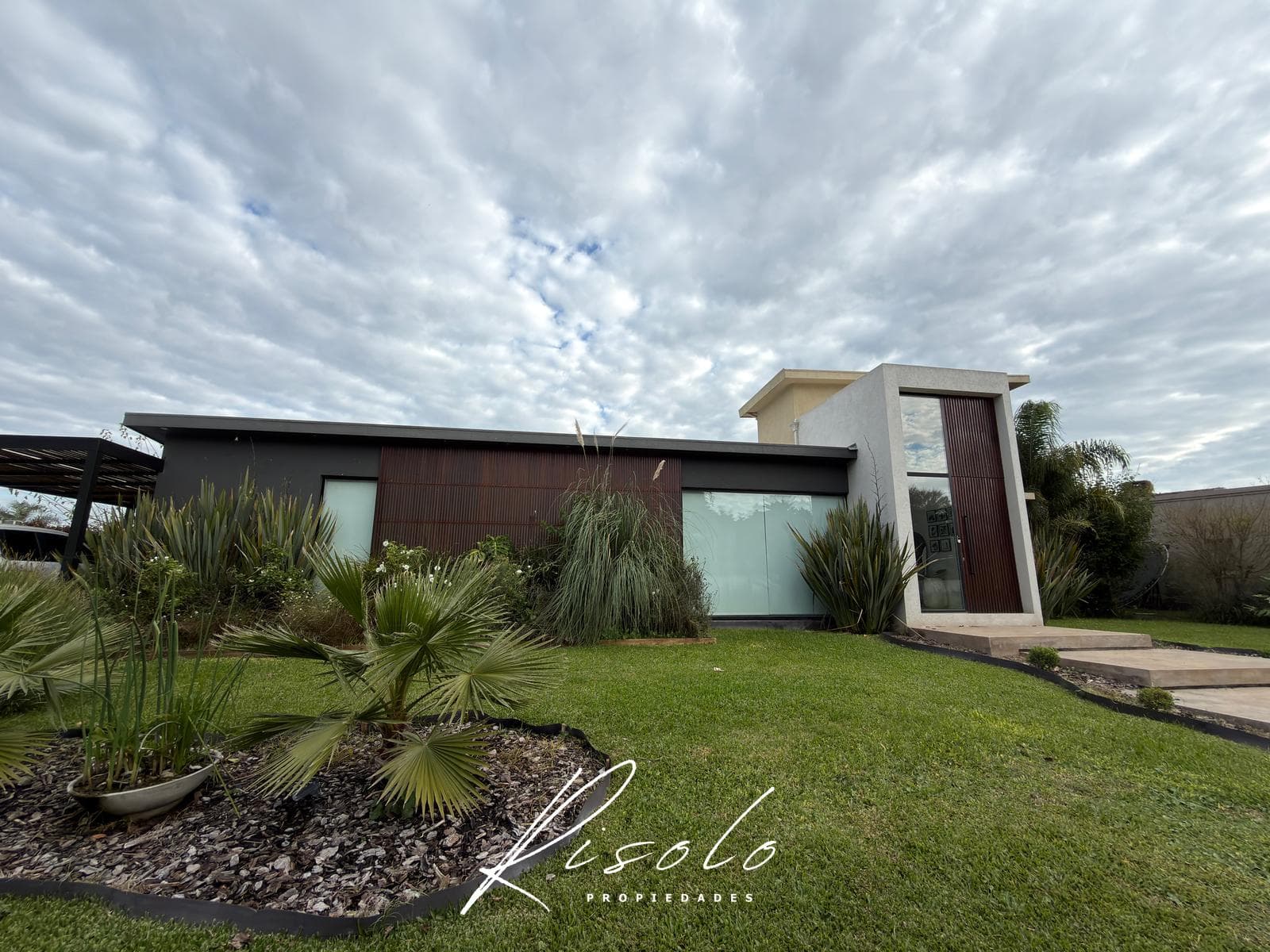 Apartment Exchange, Vehicles, Financing. House for Sale or Rent. Pool. Gated Community, Escobar
