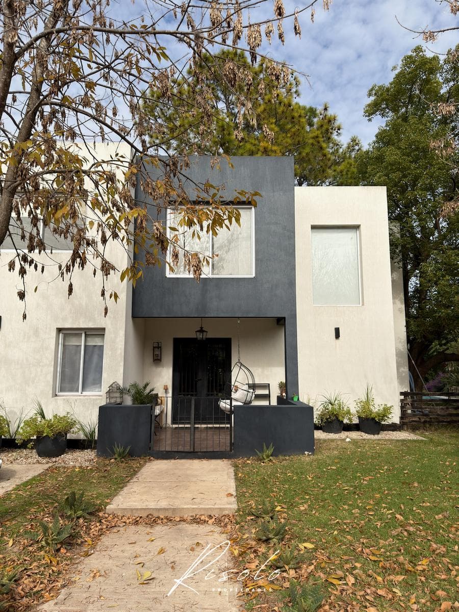 House for Sale, 3 bedrooms. Pool. Separate Kitchen. Gated Community, Escobar