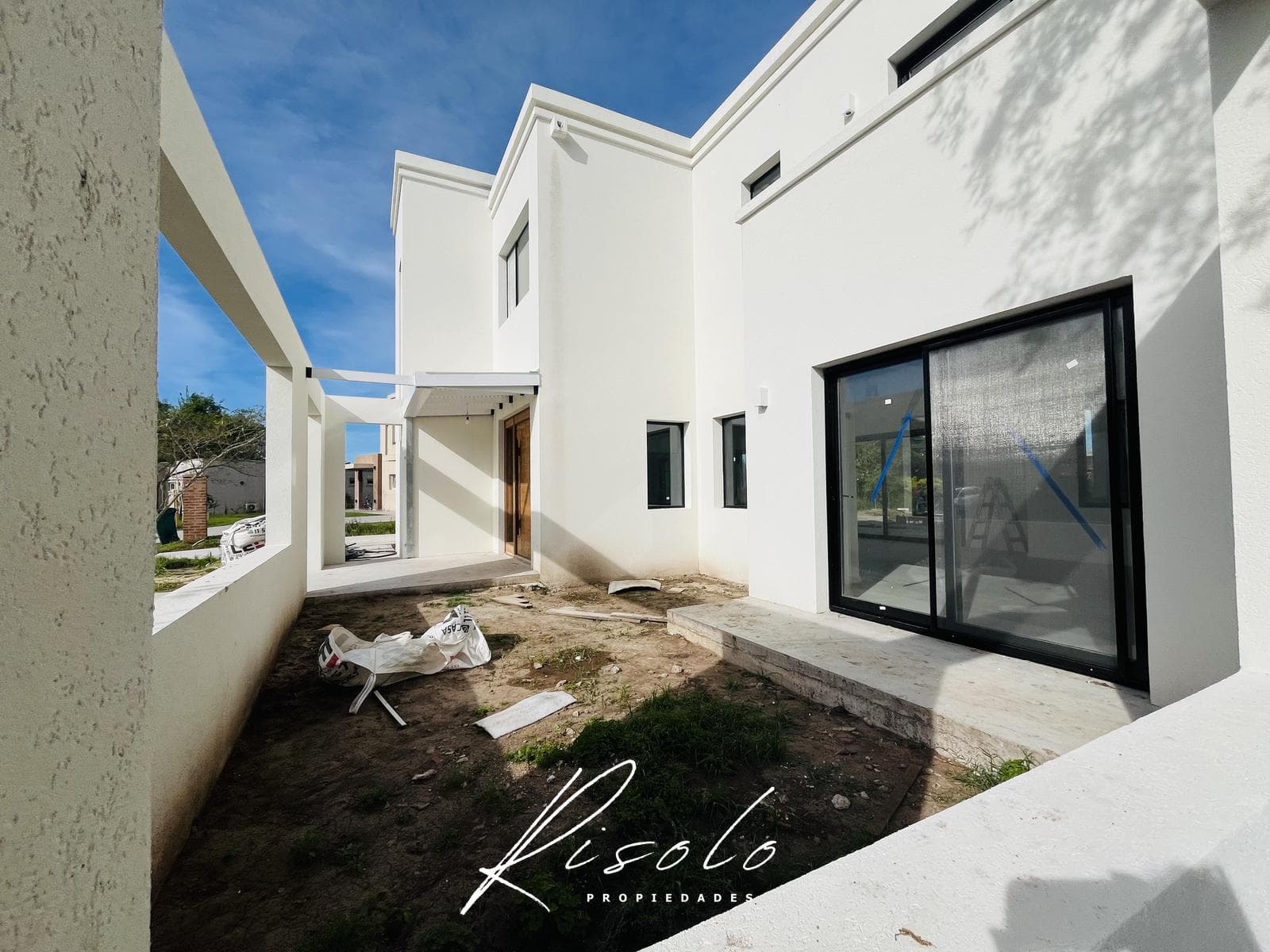 House for Sale, 3 Bedrooms, Pool. Premium. Gated Community, Escobar