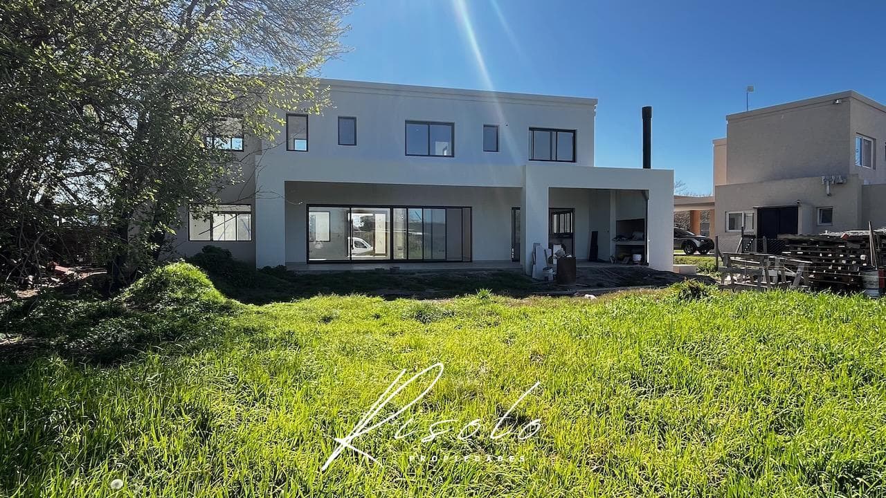 House for Sale, 3 Bedrooms, Pool. Premium. Gated Community, Escobar