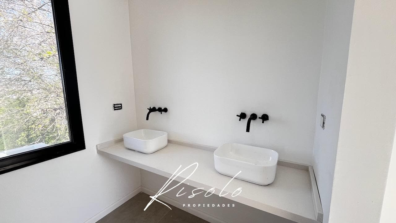 House for Sale, 3 Bedrooms, Pool. Premium. Gated Community, Escobar