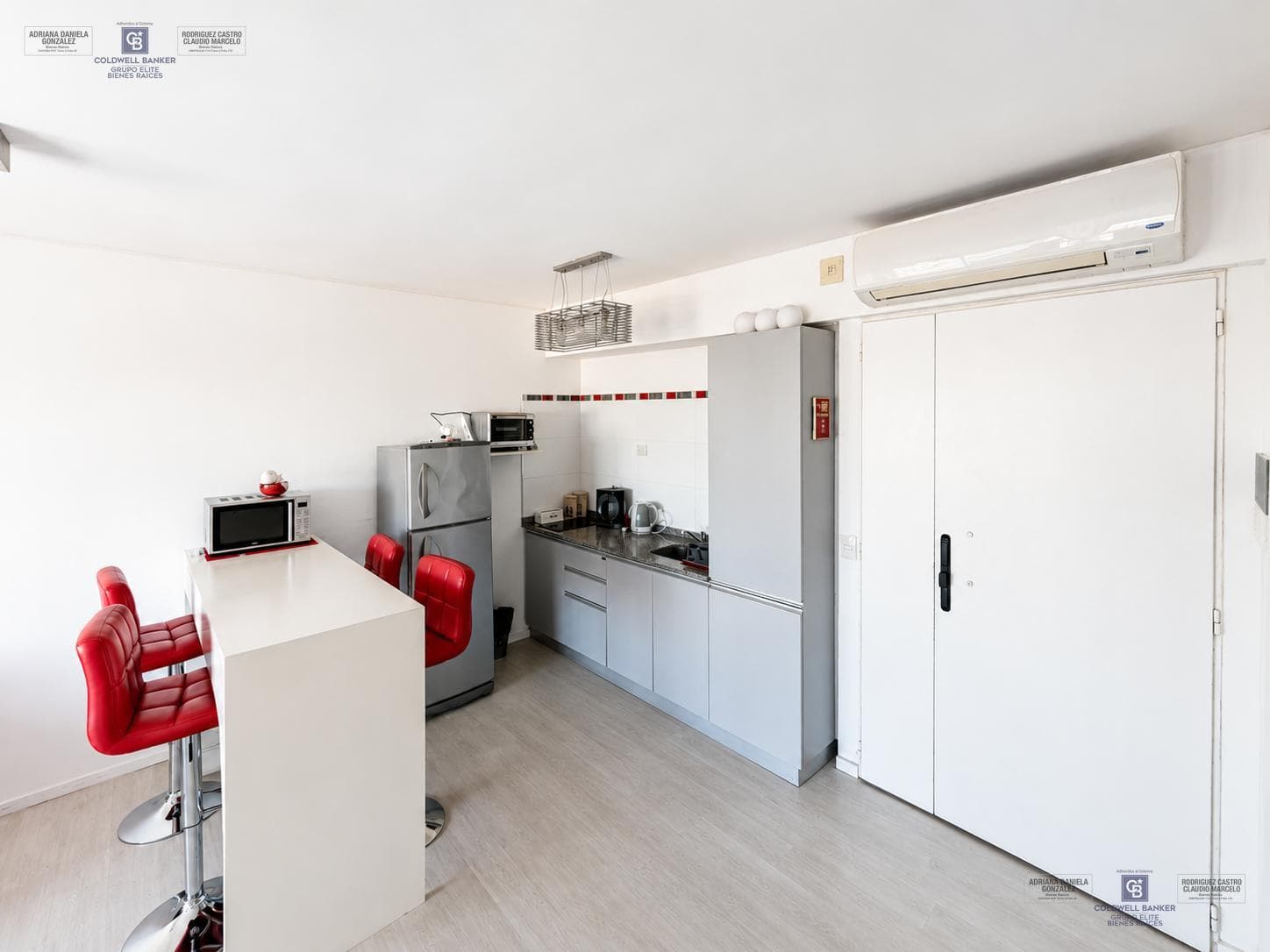 Furnished studio apartment for sale, with partitionable layout, balcony, garage, and full amenities in Puerto Madero
