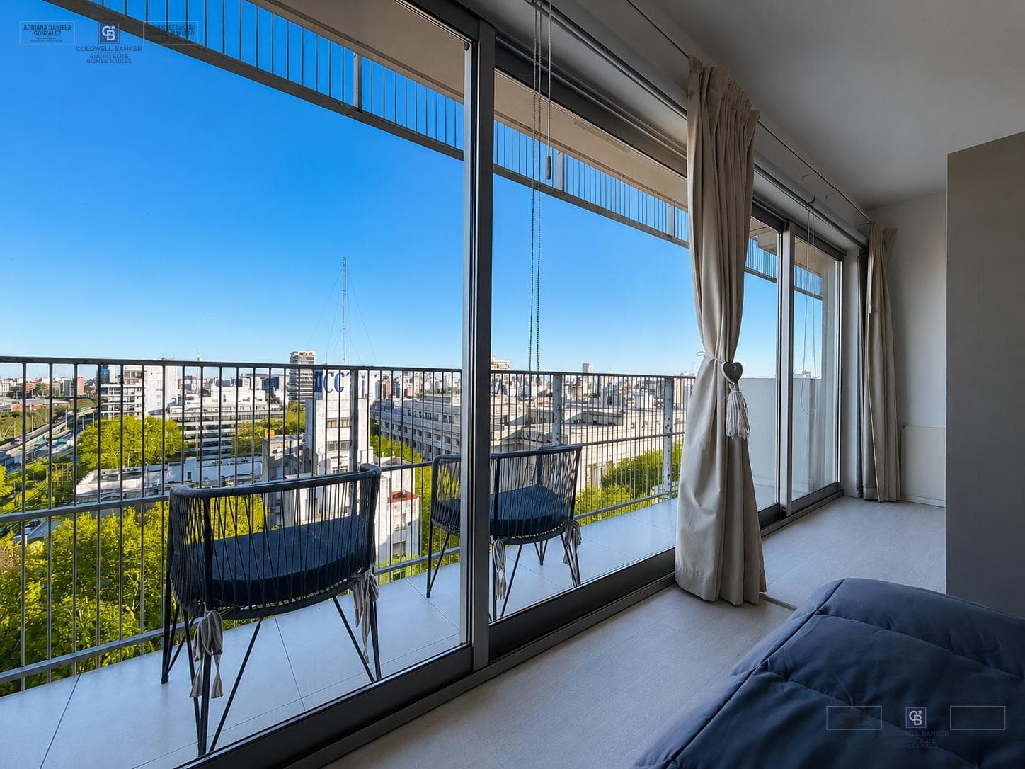 Furnished studio apartment for sale, with partitionable layout, balcony, garage, and full amenities in Puerto Madero
