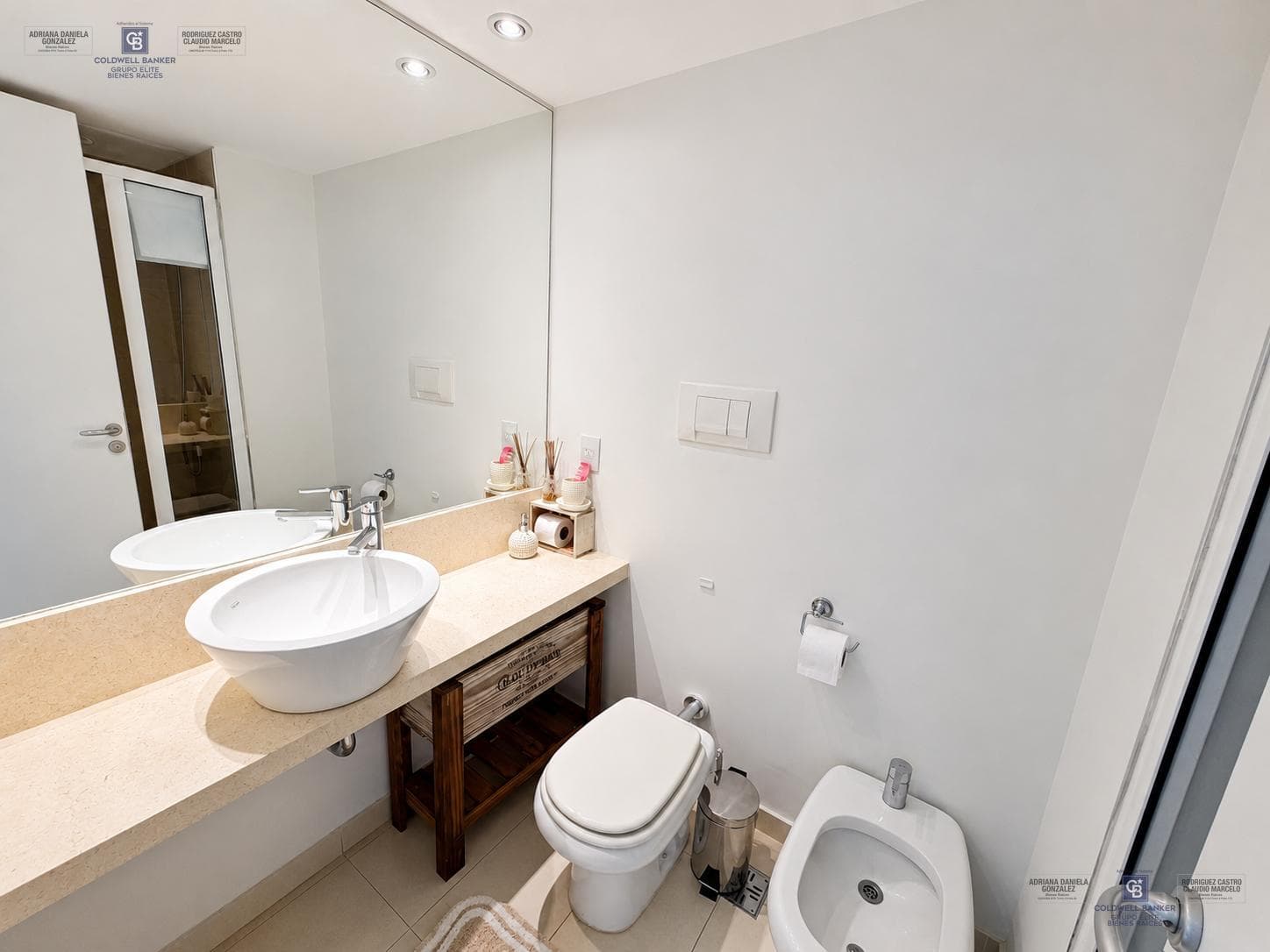 Furnished studio apartment for sale, with partitionable layout, balcony, garage, and full amenities in Puerto Madero