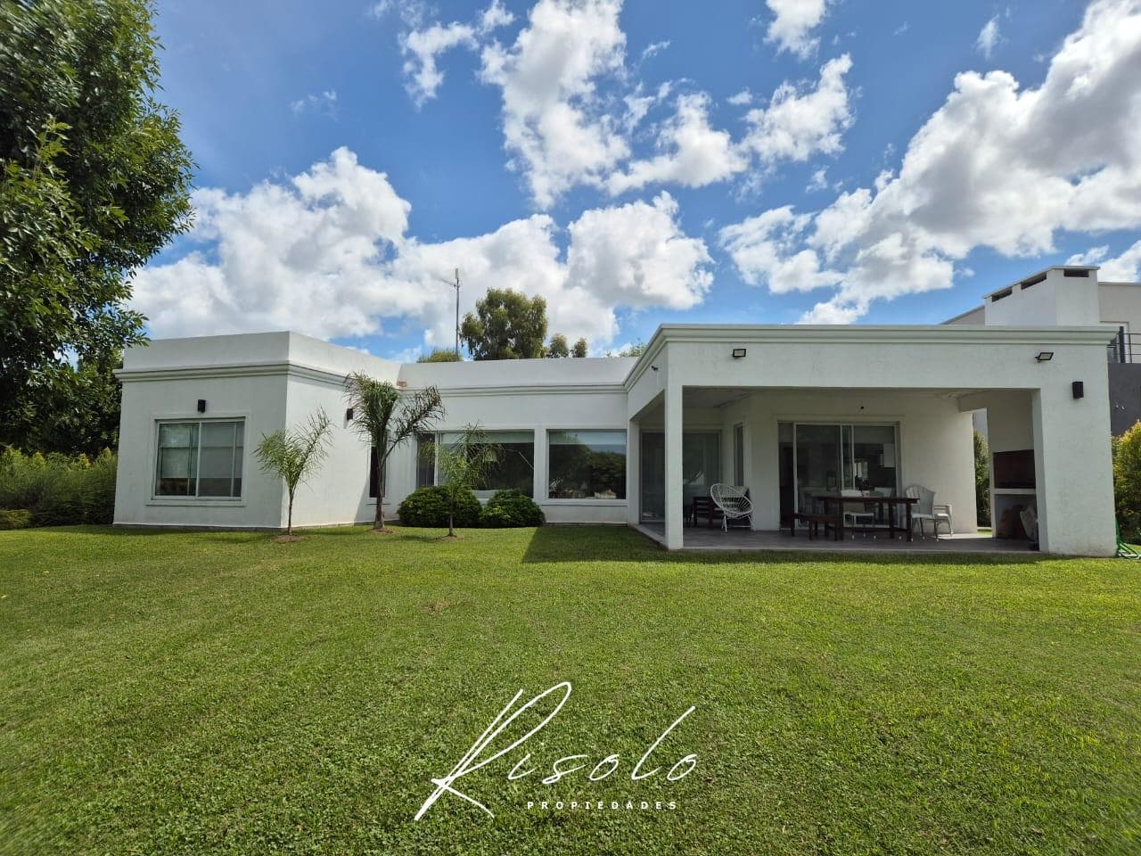 House for Sale, 1,100 m² lot, pool, barbecue, 3 bedrooms. Gated Community, Escobar
