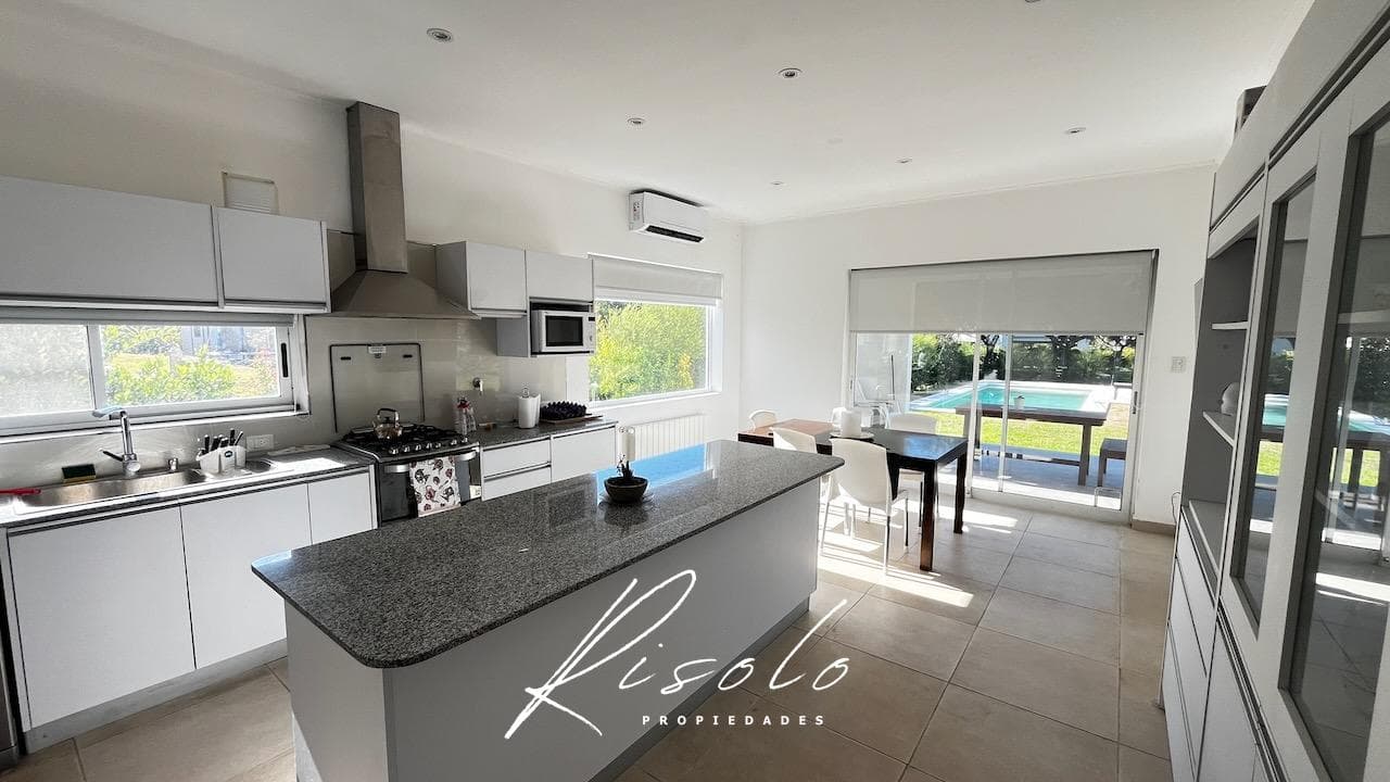 House for Sale, 1,100 m² lot, pool, barbecue, 3 bedrooms. Gated Community, Escobar