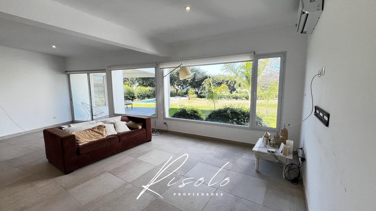 House for Sale, 1,100 m² lot, pool, barbecue, 3 bedrooms. Gated Community, Escobar