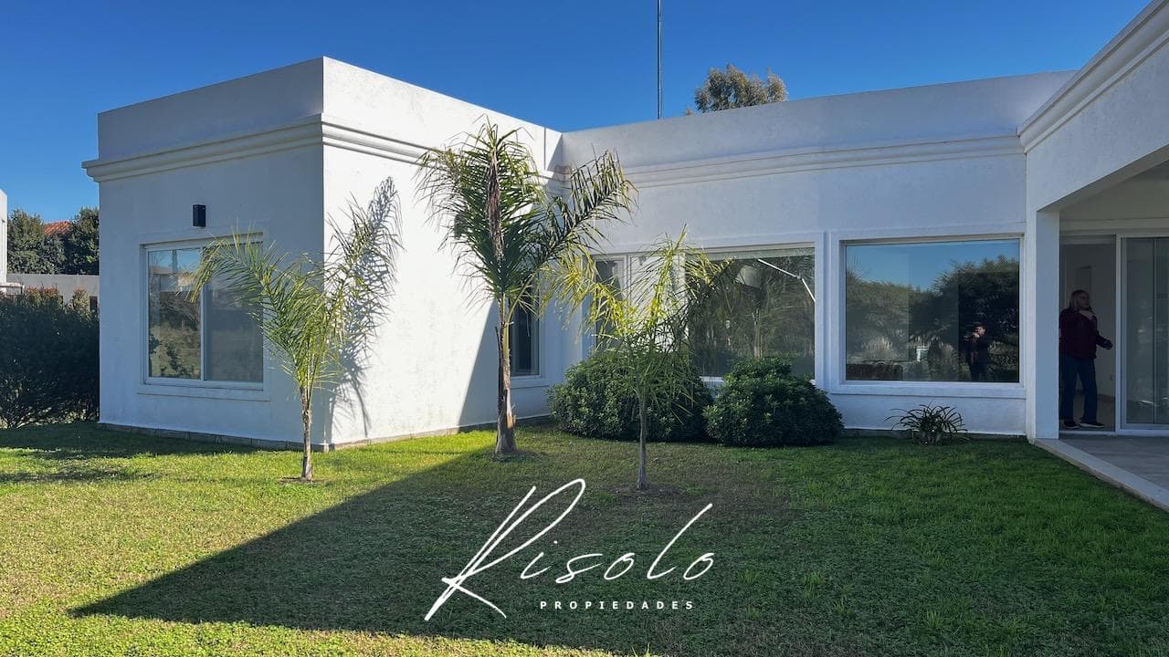 House for Sale, 1,100 m² lot, pool, barbecue, 3 bedrooms. Gated Community, Escobar