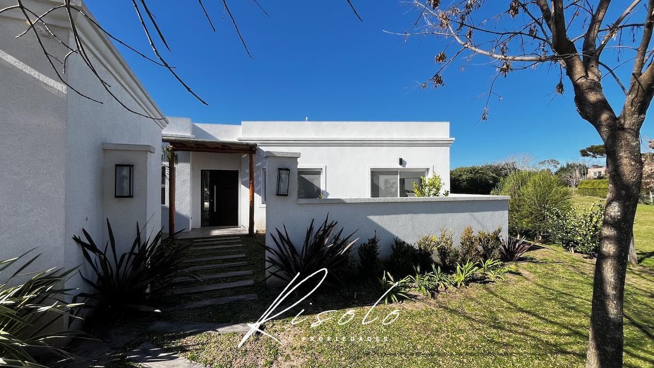 House for Sale, 1,100 m² lot, pool, barbecue, 3 bedrooms. Gated Community, Escobar