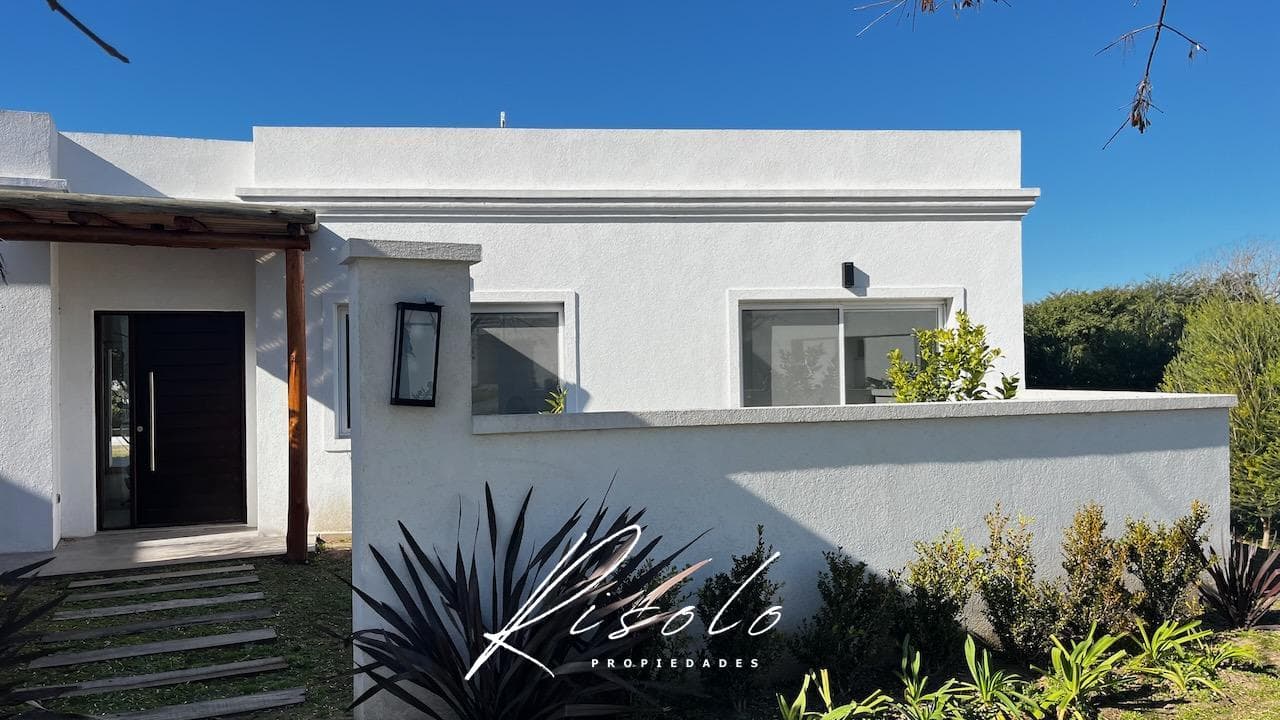 House for Sale, 1,100 m² lot, pool, barbecue, 3 bedrooms. Gated Community, Escobar