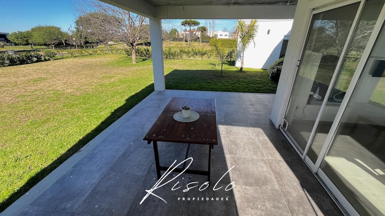 House for Sale, 1,100 m² lot, pool, barbecue, 3 bedrooms. Gated Community, Escobar