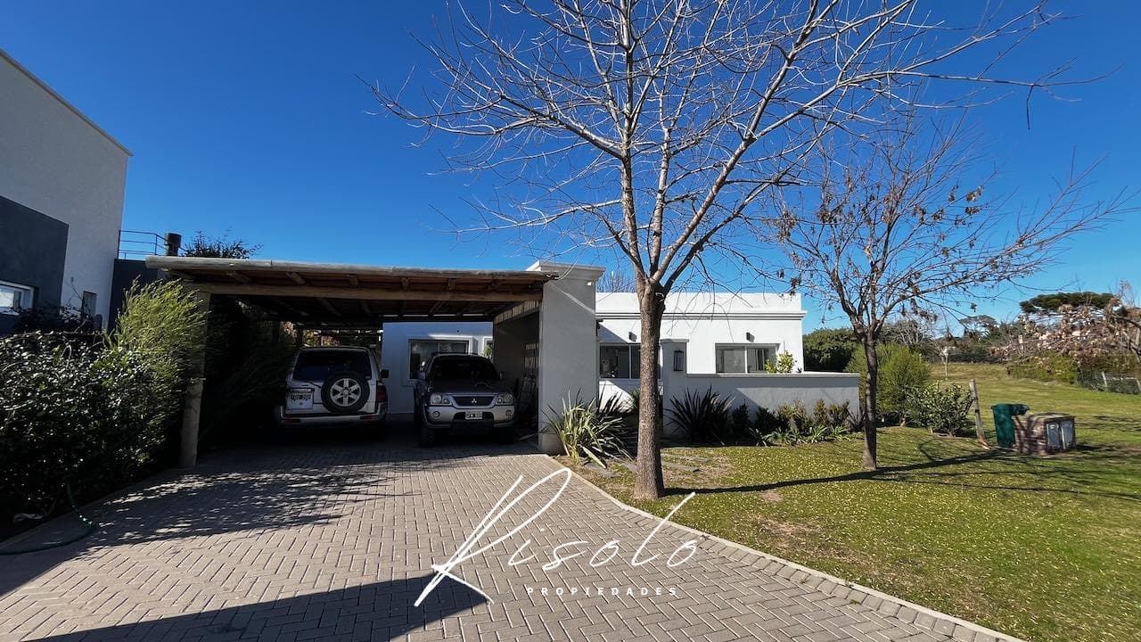 House for Sale, 1,100 m² lot, pool, barbecue, 3 bedrooms. Gated Community, Escobar