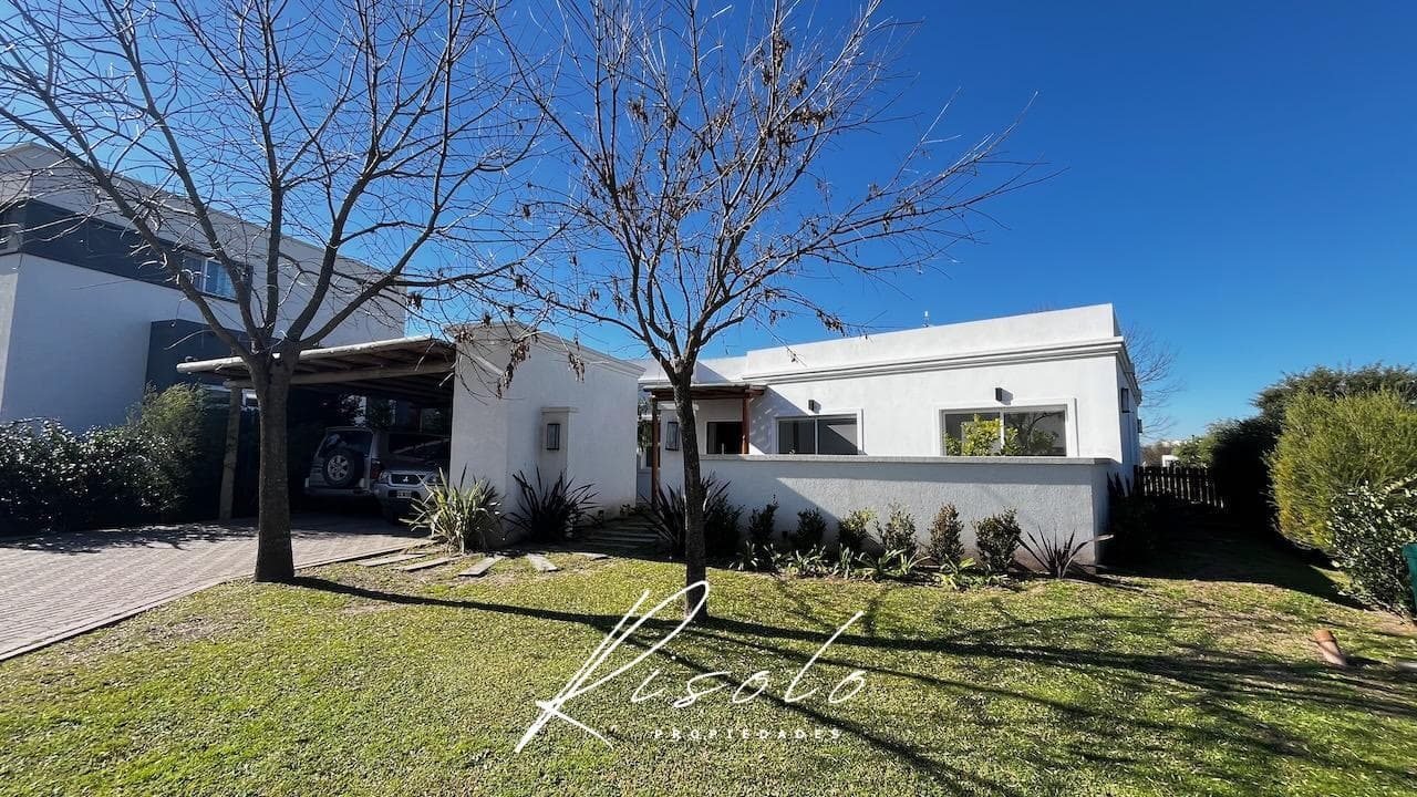 House for Sale, 1,100 m² lot, pool, barbecue, 3 bedrooms. Gated Community, Escobar
