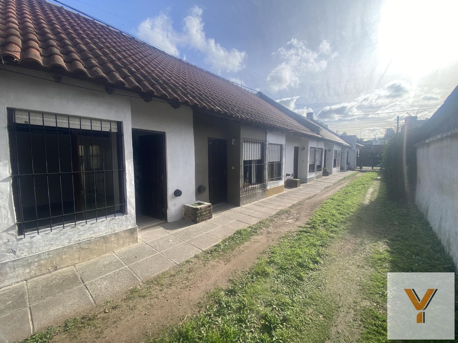 OPPORTUNITY! Centrally located duplex for sale—with driveway and yard—in downtown Tandil—HEAR MY OFFER