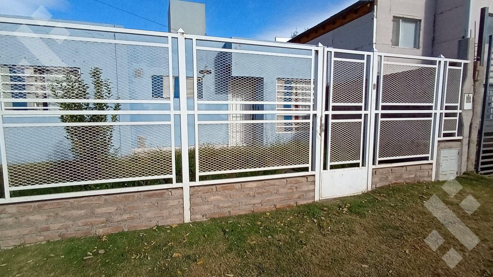 House for sale, 2 bedrooms. Venezia Subdivision - Plottier - Patio - Corner lot