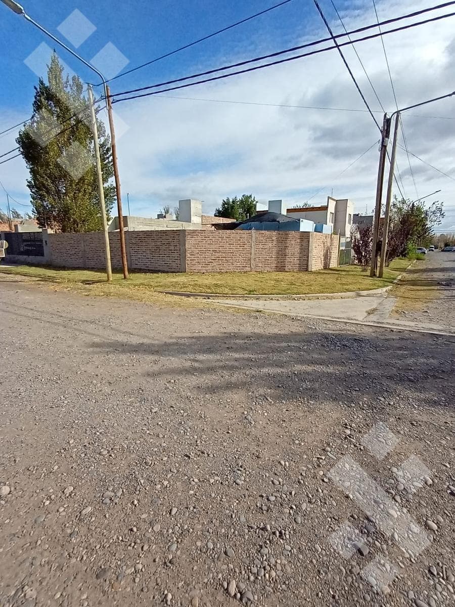House for sale, 2 bedrooms. Venezia Subdivision - Plottier - Patio - Corner lot